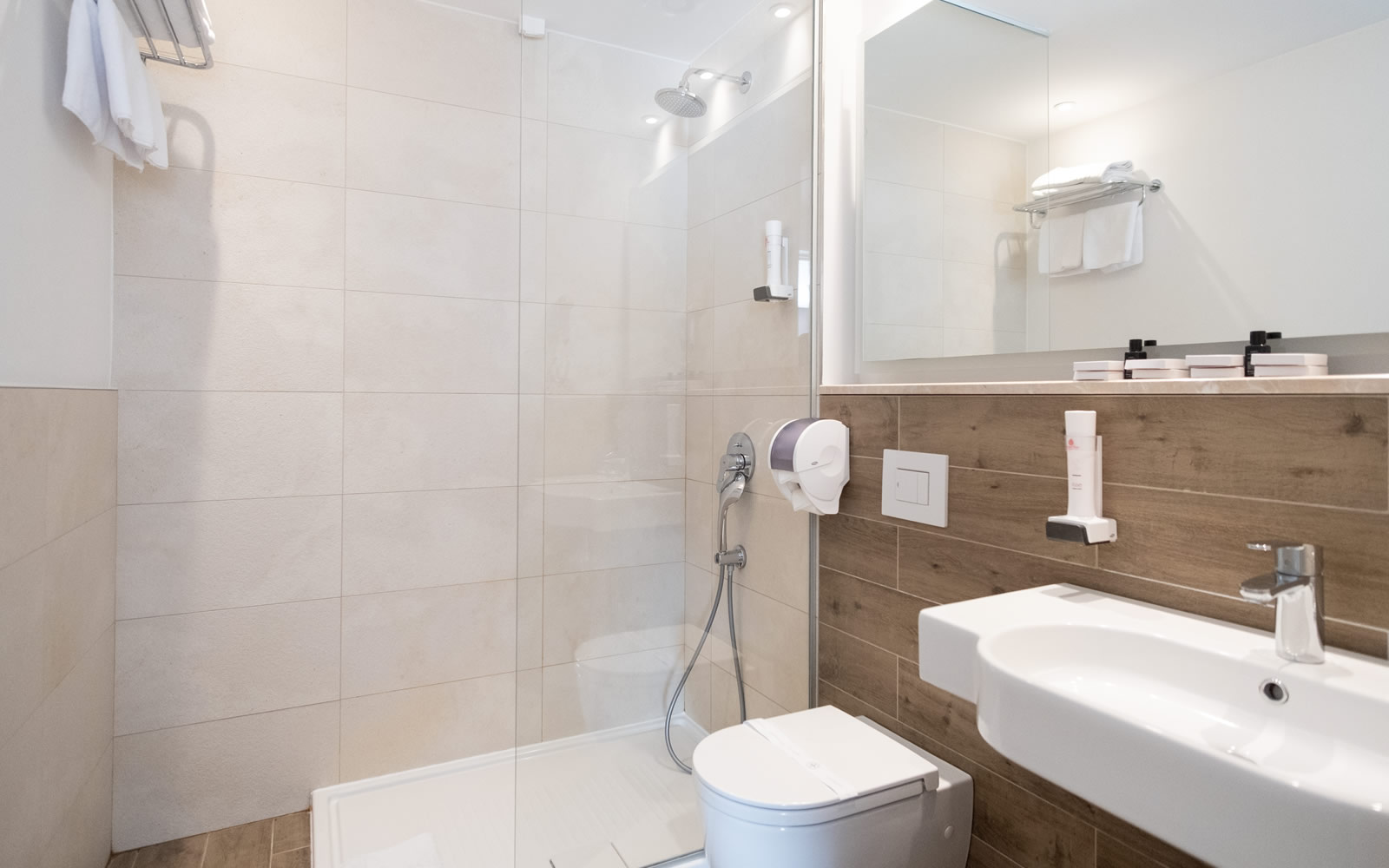 Tiara Holidays - Nar Hotel - Junior Suite - kupatilo